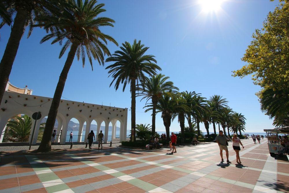 Apartamentos Plaza Cavana 5 Nerja Exterior foto